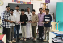 పదో తరగతి విద్యార్థులకు పరీక్ష మెటీరియల్ అందించిన కాసిం, ఈశ్వర్