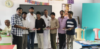 పదో తరగతి విద్యార్థులకు పరీక్ష మెటీరియల్ అందించిన కాసిం, ఈశ్వర్