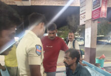 భద్రాచలం బస్టాండ్లో మొబైల్ దొంగకు దేహశుద్ధి: పోలీసులకు అప్పగింత