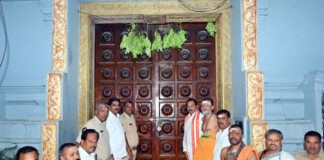 నేడు చంద్రగ్రహణ కారణంగా ఆలయాలు మూసివేత