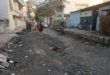 రోడ్డులు తవ్వి వదిలేసిన అధికారులు