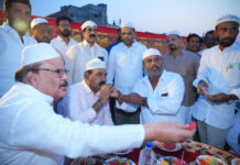 ఇఫ్తార్ విందు ప్రాంగణంలో సామరస్యానికి ప్రతీకగా నాయకుల కలయిక