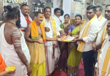 రాష్ట్ర రవాణా శాఖ మంత్రి జన్మదినం సందర్భంగా వీరభద్ర స్వామి గుడిలో విశేష పూజలు