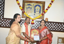 కోసం రక్షణ గో సేవకు లక్ష రూపాయల విరాళం