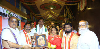 ముస్తాబైన ఇంద్రకీలాద్రి.. ఎంపీ దంపతుల ప్రత్యేక పూజలు.