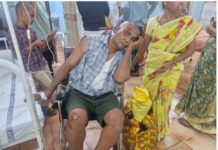 మదనపల్లి: రోడ్డు ప్రమాదంలో చేనేత కార్మికులకు గాయాలు.