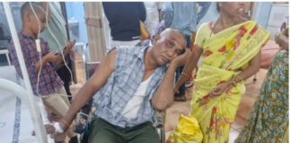 మదనపల్లి: రోడ్డు ప్రమాదంలో చేనేత కార్మికులకు గాయాలు.