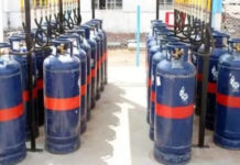 గ్యాస్ సిలిండర్ల మార్కెట్లో అధిక ధరలకు రూ. 3,500 నుంచి 4 వేలు