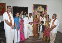 భక్తి పారవశ్యం: బెజవాడ దుర్గమ్మకు బంగారు మంగళసూత్రాలు విరాళం.