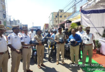 ప్రాణరక్షణే ధ్యేయం: హెల్మెట్ లేని వారికి పోలీసులే హెల్మెట్ ఇస్తారు!