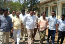 మృతుల కుటుంబ సభ్యులను ఓదార్చిన మధుసూదన్ నాయుడు.