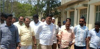 మృతుల కుటుంబ సభ్యులను ఓదార్చిన మధుసూదన్ నాయుడు.