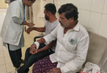 పాత కక్షలు: వైసీపీ నేతపై కత్తితో దాడి, పలువురికి గాయాలు.