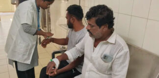 పాత కక్షలు: వైసీపీ నేతపై కత్తితో దాడి, పలువురికి గాయాలు.