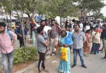 ఊర్లకు చేరుకొంటున్న జనం